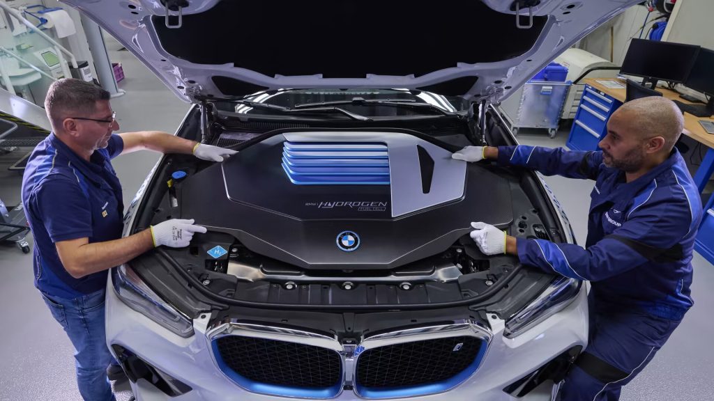 BMW says goodbye to electric cars. It has solved the problem of hydrogen engines and begins a new era